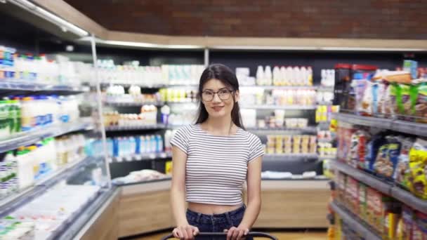 Retrato Mujer Asiática Joven Atractiva Con Carro Pie Supermercado Con — Vídeos de Stock