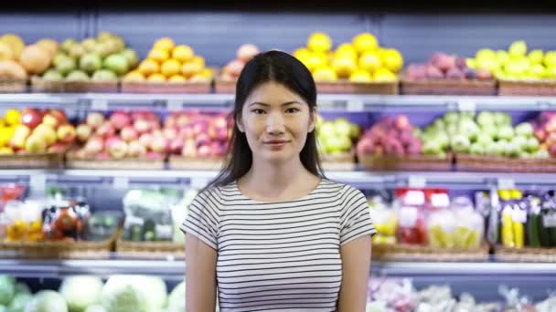 Çekici Asyalı Genç Bir Kadının Portresi Süpermarkette Arka Planda Meyve — Stok video