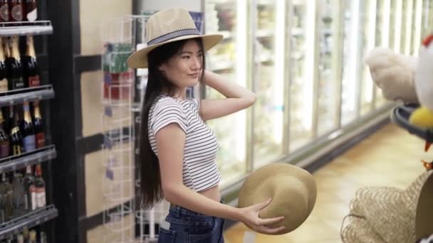 Een Aziatisch Meisje Die Hoeden Een Winkel Winkelen Tijdverdrijf — Stockvideo