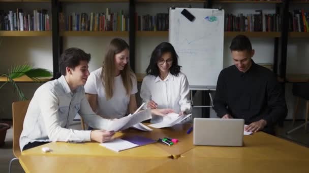 Üzleti Koncepció Fiatal Csapat Együtt Tervez Cégen Belül — Stock videók
