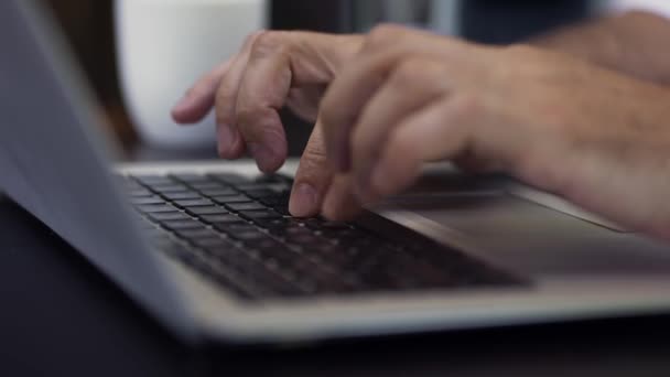 Homem Negócios Adulto Digitando Teclado Laptop Blogueiro Masculino Mãos Ocupadas — Vídeo de Stock