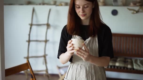 Kızıl Saçlı Çömlekçi Kız Işini Çömlekçiden Alır Kontrol Eder — Stok video