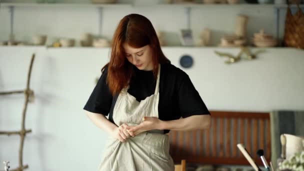 Gadis Pembuat Tembikar Menyeka Tangannya Celemeknya Dan Pose — Stok Video