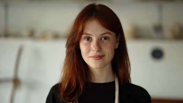 Kızıl Saçlı Bir Kız Tam Önüne Bakıyor Kamera Uzaklaşıyor — Stok video