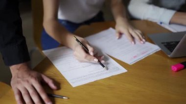Yapılacaklar listesini işaretleyen biri. Kontrol listesindeki tüm kutuları işaretleyin, yakın plan.