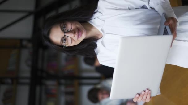Porträt Einer Lächelnden Bwl Studentin Mit Brille Die Laptop Arbeitsplatz — Stockvideo