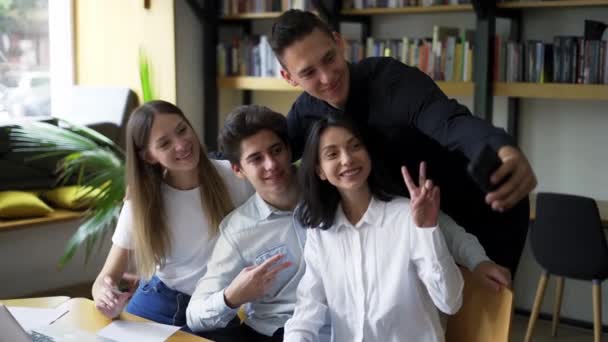 Ευρωπαίοι Φοιτητές Τετραμελής Ομάδα Βγάζουν Selfie Στο Κολέγιο Στη Βιβλιοθήκη — Αρχείο Βίντεο