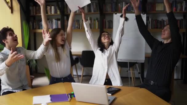 Мотивированная Группа Пользуется Успехом Подбрасывать Бумагу Знак Успеха Молодые Люди — стоковое видео