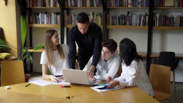 Grupo Estudiantes Alumnos Secundaria Reúnen Biblioteca Universidad Discutir Temas Trabajar — Vídeos de Stock