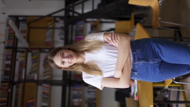 Menina Bonito Positivo Com Cabelo Loiro Vestindo Estudante Camisa Olhando — Vídeo de Stock