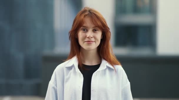 Une Jeune Fille Aux Cheveux Roux Dans Shirt Blanc Souriant — Video