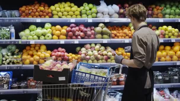 Trabajador Delantal Negro Guantes Realiza Inventario Mercancías Una Tienda Comestibles — Vídeos de Stock