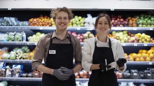 Glückliche Arbeiter Schwarzer Schürze Posieren Vor Dem Hintergrund Von Früchten — Stockvideo