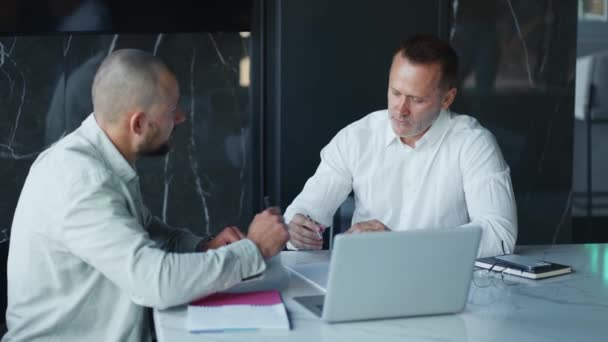 Fröhlicher Handschlag Des Firmenchefs Fördert Lob Männlicher Praktikant Büro Motivierter — Stockvideo