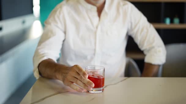 Homem Bar Está Beber Uísque Close Desliza Copo Sobre Barra — Vídeo de Stock