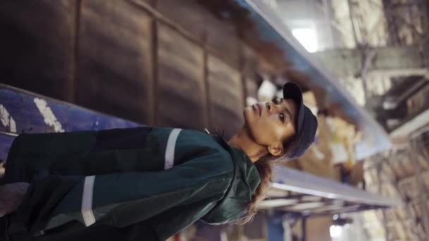 Young African American Woman Checks Conveyor Belt Recycling Plant Pollution — Stock Video