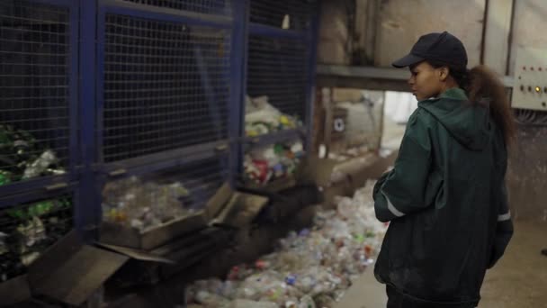 Young African American Woman Checks Conveyor Belt Recycling Plant Pollution — Stock Video