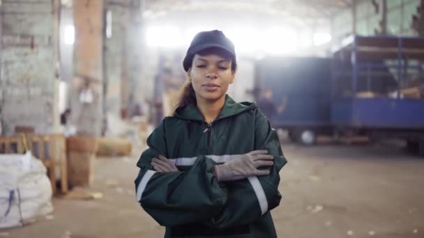 Portrét Afroamerické Ženy Speciální Zelené Uniformě Pozadí Interiéru Továrny Zpracování — Stock video