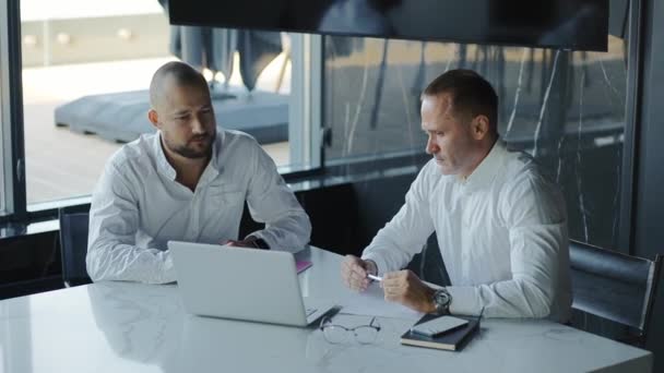 Dois Homens Negócios Diversificados Discutindo Dados Mercado Financeiro Usando Laptop — Vídeo de Stock