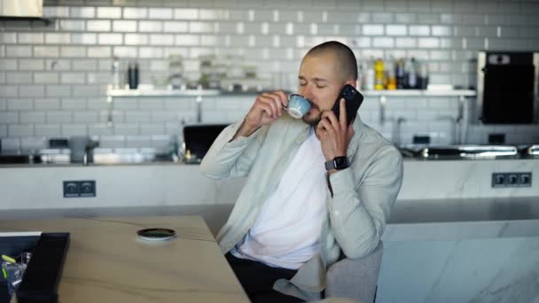 職場のカフェで昼食時に電話で座る メディア 休憩中は職場の人が携帯電話に座っている 若いサラリーマンの電話中毒 — ストック動画
