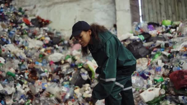 Vista Aérea Camião Descarrega Uma Pilha Lixo Num Aterro Despejo — Vídeo de Stock