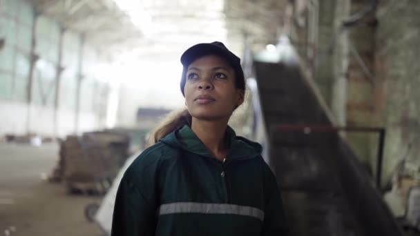 Portrait Young African American Woman Checks Conveyor Belt Recycling Plant — Stock Video