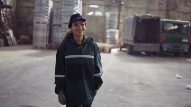 Portrét Africké Američanky Speciální Zelené Uniformě Kráčí Továrně Zpracování Odpadu — Stock video