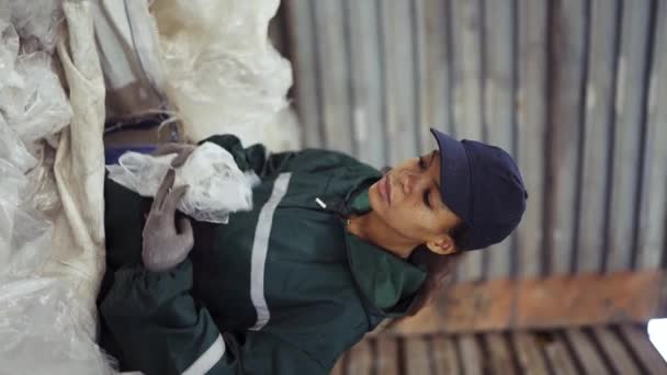 Eine Afroamerikanische Frau Spezieller Uniform Sortiert Einer Abfallverwertungsanlage Polyethylen Verarbeitung — Stockvideo