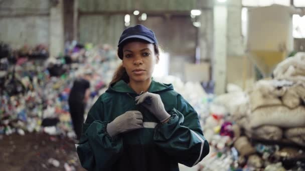 Portrait Young African American Woman Recycling Plant Garbage Background Pollution — Stock Video