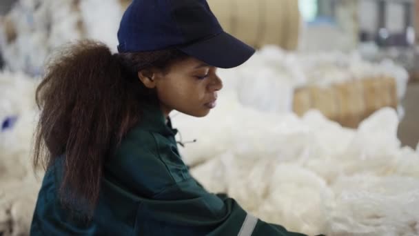 Африкансько Американська Жінка Поліетилену Особливого Виду Заводі Переробки Відходів Переробка — стокове відео