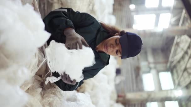 Een Afro Amerikaanse Vrouw Een Speciaal Uniform Sorteert Polyethyleen Een — Stockvideo