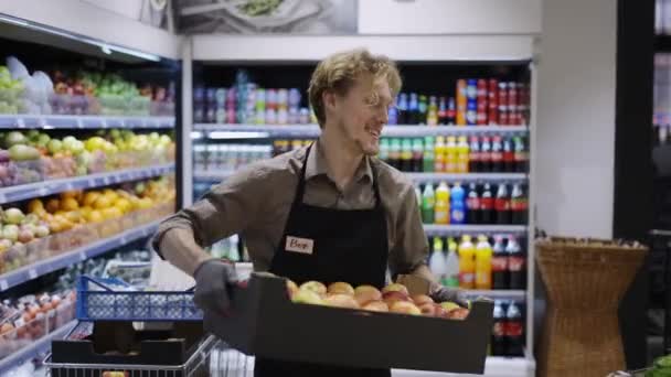 Trabajador Feliz Delantal Negro Sostiene Una Caja Manzanas Trabaja Tienda — Vídeo de stock