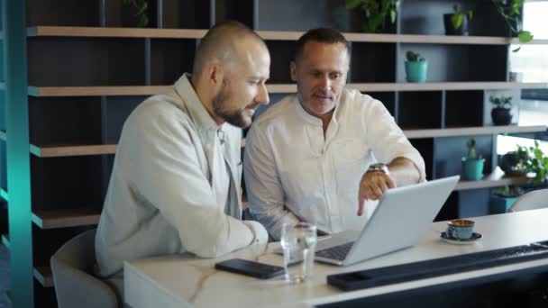 Dois Empresários Motivados Estão Discutindo Projeto Durante Almoço Faz Uma — Vídeo de Stock