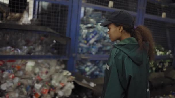 Молодая Афроамериканка Проверяет Конвейерную Ленту Заводе Переработке Отходов Контроль Загрязнения — стоковое видео