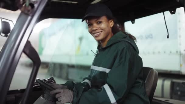 Портрет Афро Американської Жінки Спеціальній Зеленій Уніформі Сидить Кермом Вантажівки — стокове відео