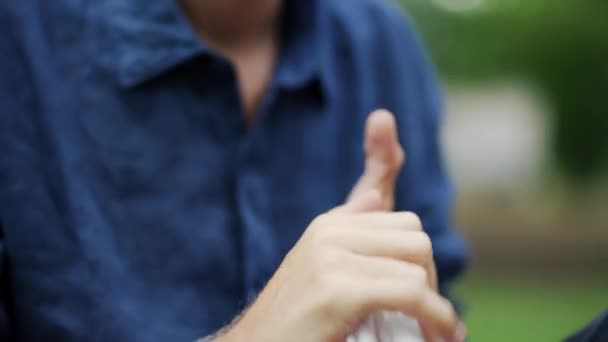 一个年轻人用餐巾纸擦拭双手 家庭外的个人卫生 干净的手 — 图库视频影像