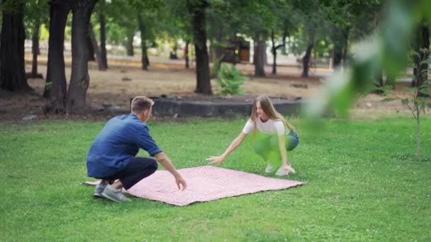 Egy Fiatal Pár Piknikezni Megy Parkba Fiú Lány Elszórtak Egy — Stock videók