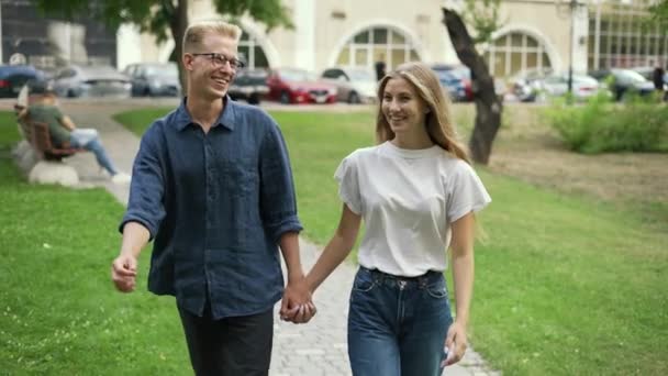 Mladý Pozitivní Pár Chodí Ruce Potkává Letním Městském Parku Dívka — Stock video