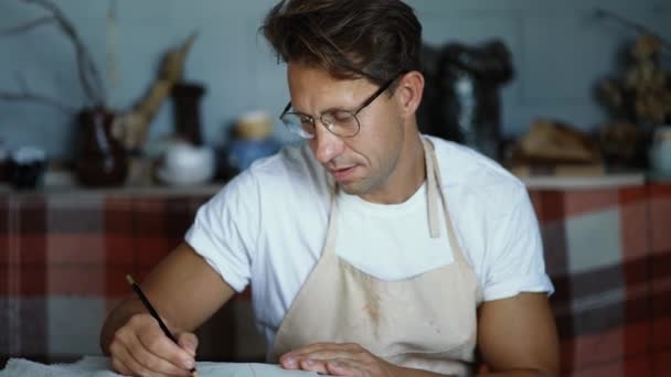 Jeune Potier Heureux Lunettes Shirt Blanc Écrivent Ses Plans Avec — Video