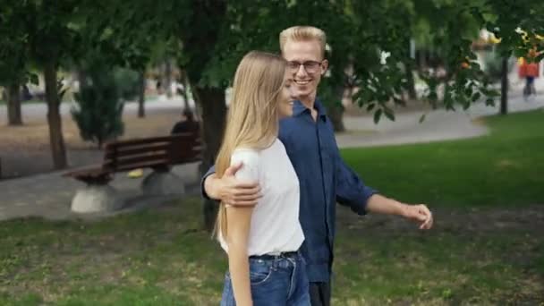 Ungt Positivt Par Går Med Hænderne Hånden Mødes Sommerbypark Pigen – Stock-video