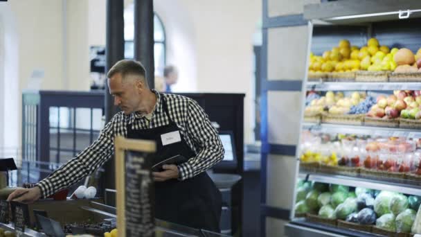 Trabajador Tienda Comestibles Mediana Edad Continúa Con Inventario Sección Frutas — Vídeo de stock