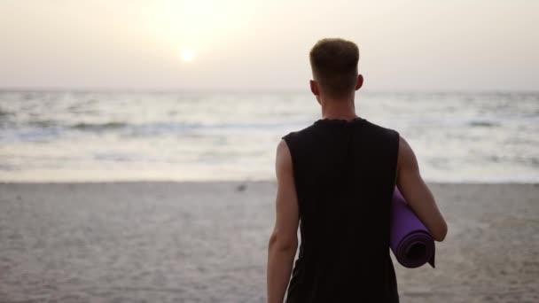 Joven Vino Playa Para Practicar Yoga Temprano Amanecer Clases Yoga — Vídeos de Stock