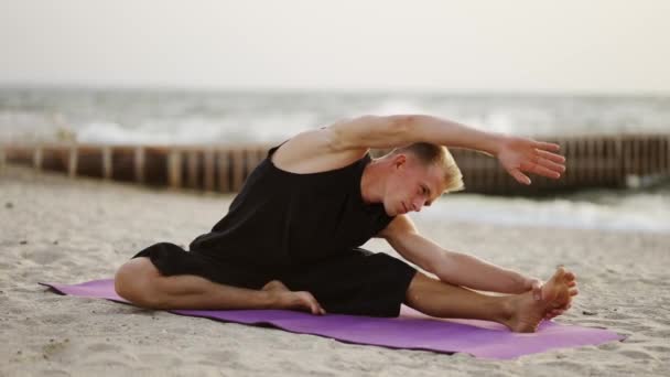 Joven Practica Yoga Una Alfombra Deportiva Durante Amanecer Del Sol — Vídeos de Stock