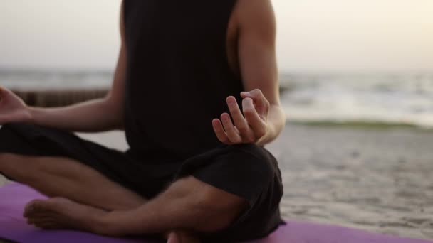 Ung Man Gör Yoga Och Mediterar Sportmatta Medan Han Sitter — Stockvideo