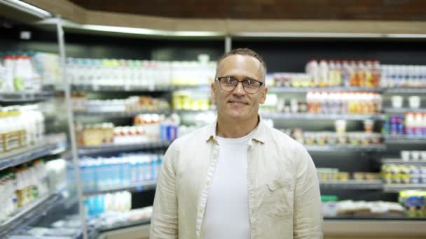 Retrato Hombre Mediana Edad Gafas Una Tienda Sobre Fondo Los — Vídeo de stock