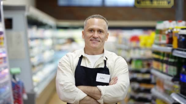 Retrato Trabajador Mediana Edad Delantal Hombre Pone Las Manos Pecho — Vídeos de Stock