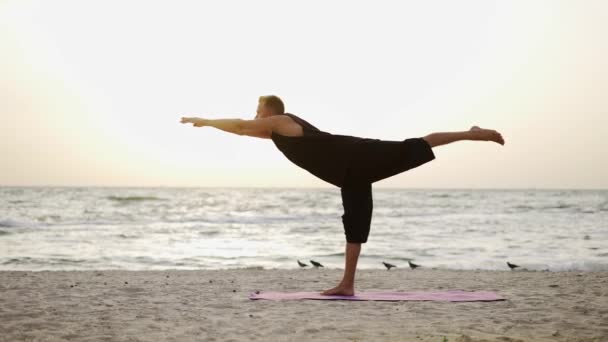 Giovane Uomo Sta Facendo Yoga Tappeto Sportivo Piedi Una Gamba — Video Stock