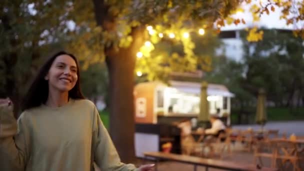 Une Fille Brune Danse Dans Pull Vert Sur Fond Café — Video