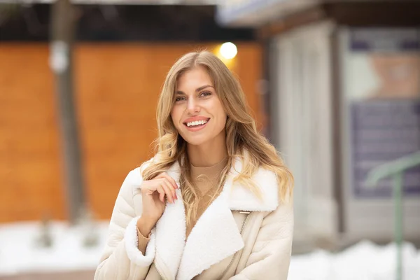 Açık Havada Gülümseyen Kışın Giydiği Güzel Mutlu Genç Bir Kadının — Stok fotoğraf