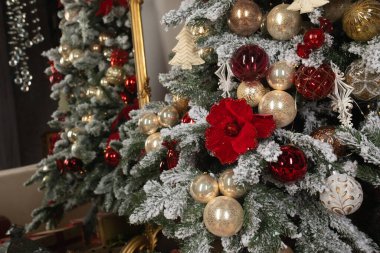 Süslemeleri ve topları olan güzel Noel ağacı 